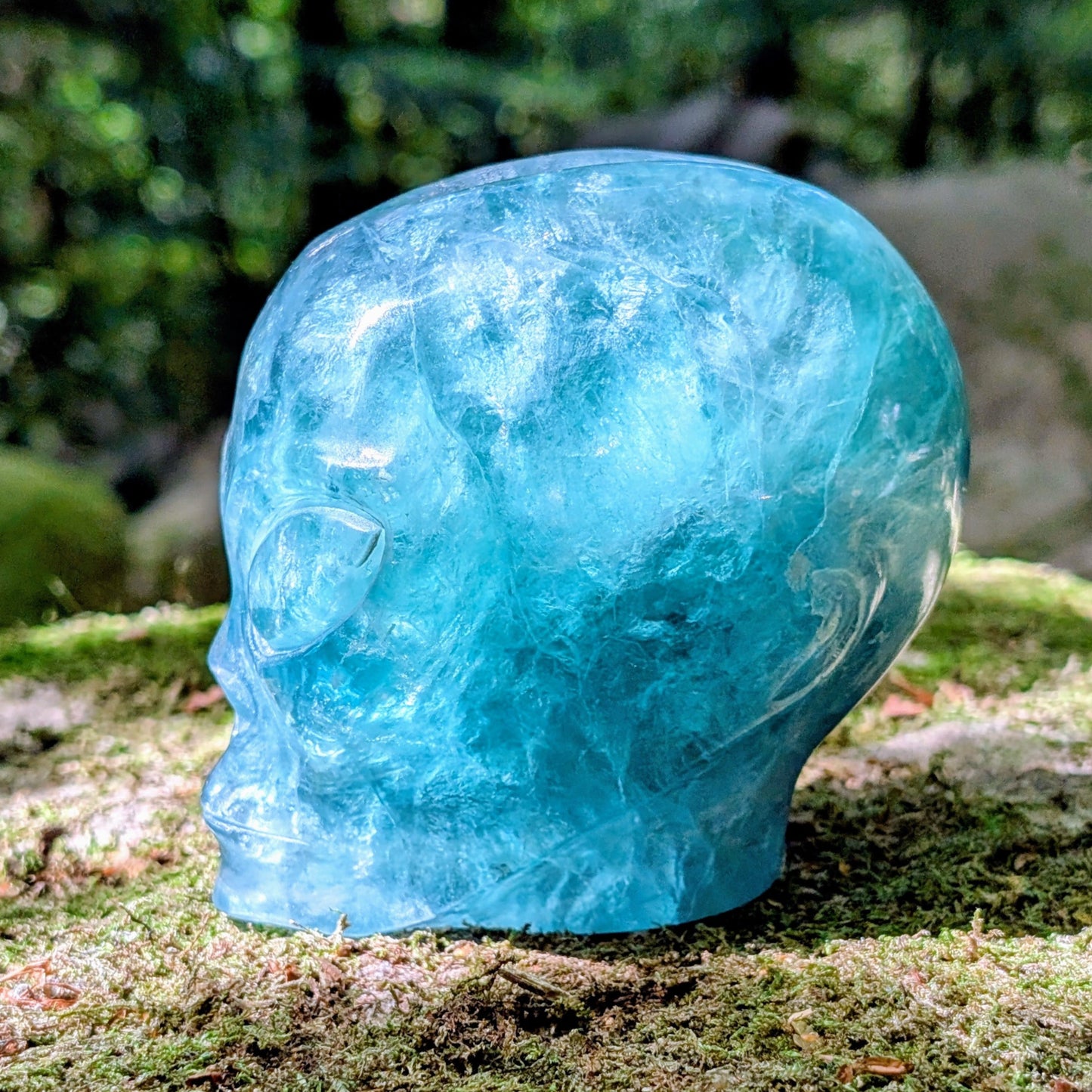 Kristallschädel "Sternenkind" aus blauem Fluorit in der Form eines Alien-Schädels.