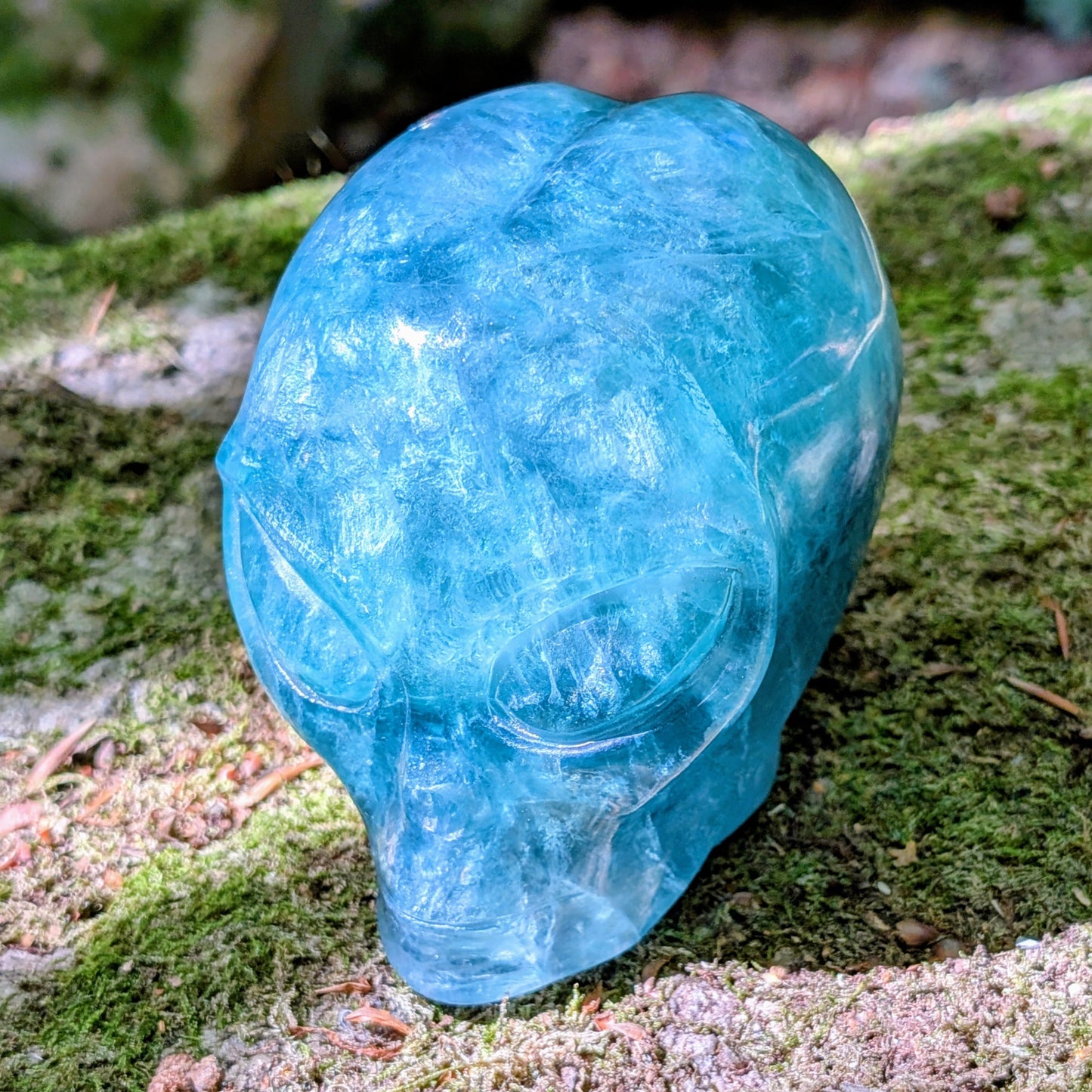 Kristallschädel "Sternenkind" aus blauem Fluorit in der Form eines Alien-Schädels.