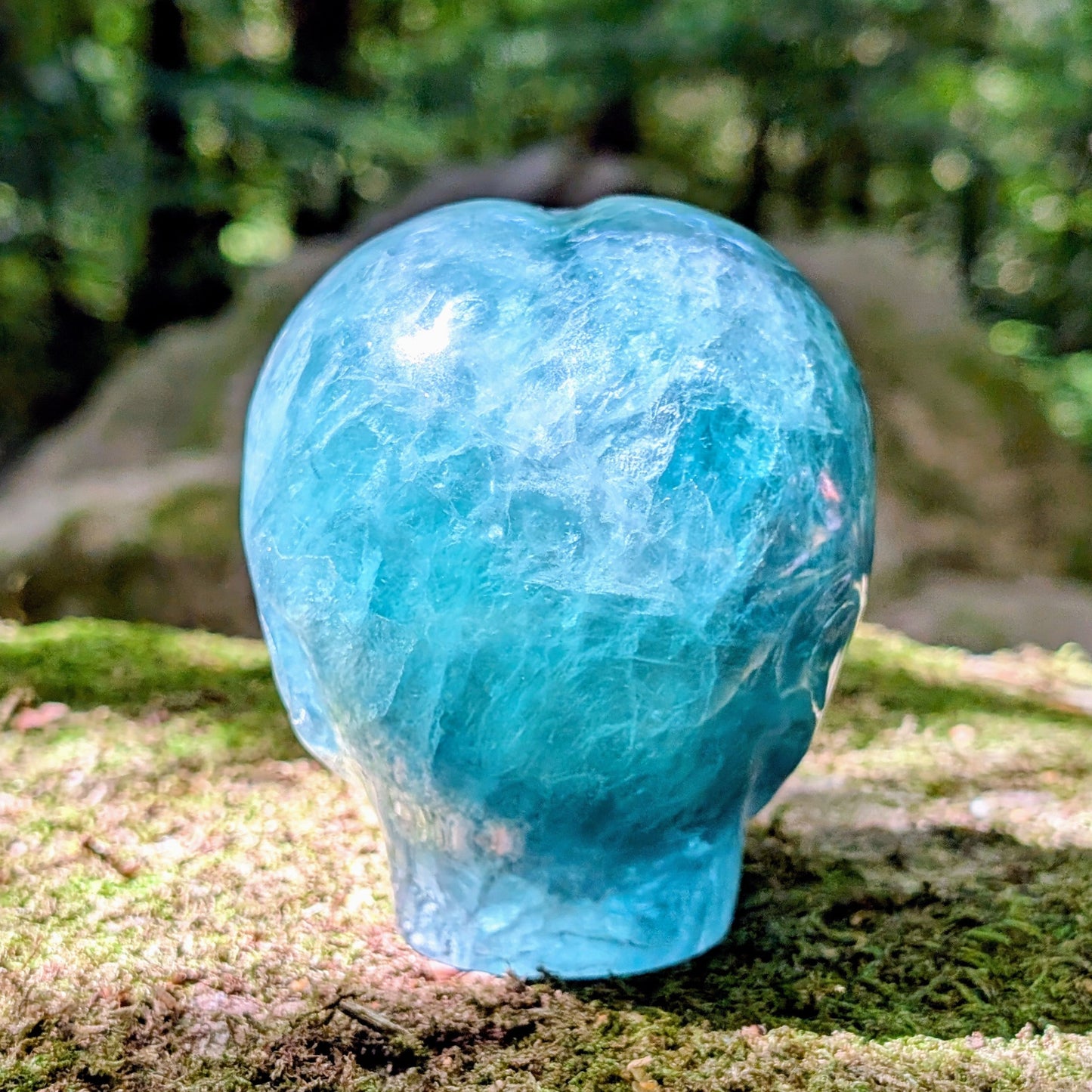 Kristallschädel "Sternenkind" aus blauem Fluorit in der Form eines Alien-Schädels.