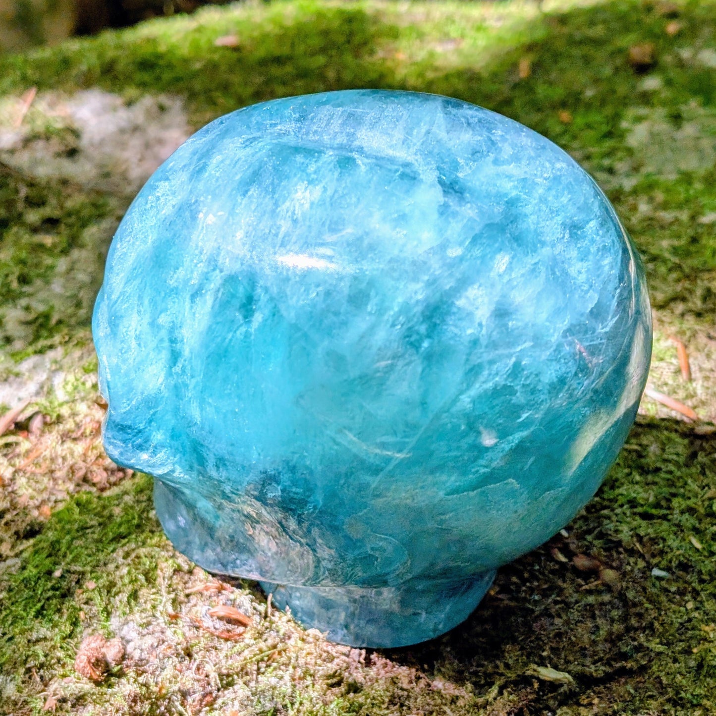 Kristallschädel "Sternenkind" aus blauem Fluorit in der Form eines Alien-Schädels.