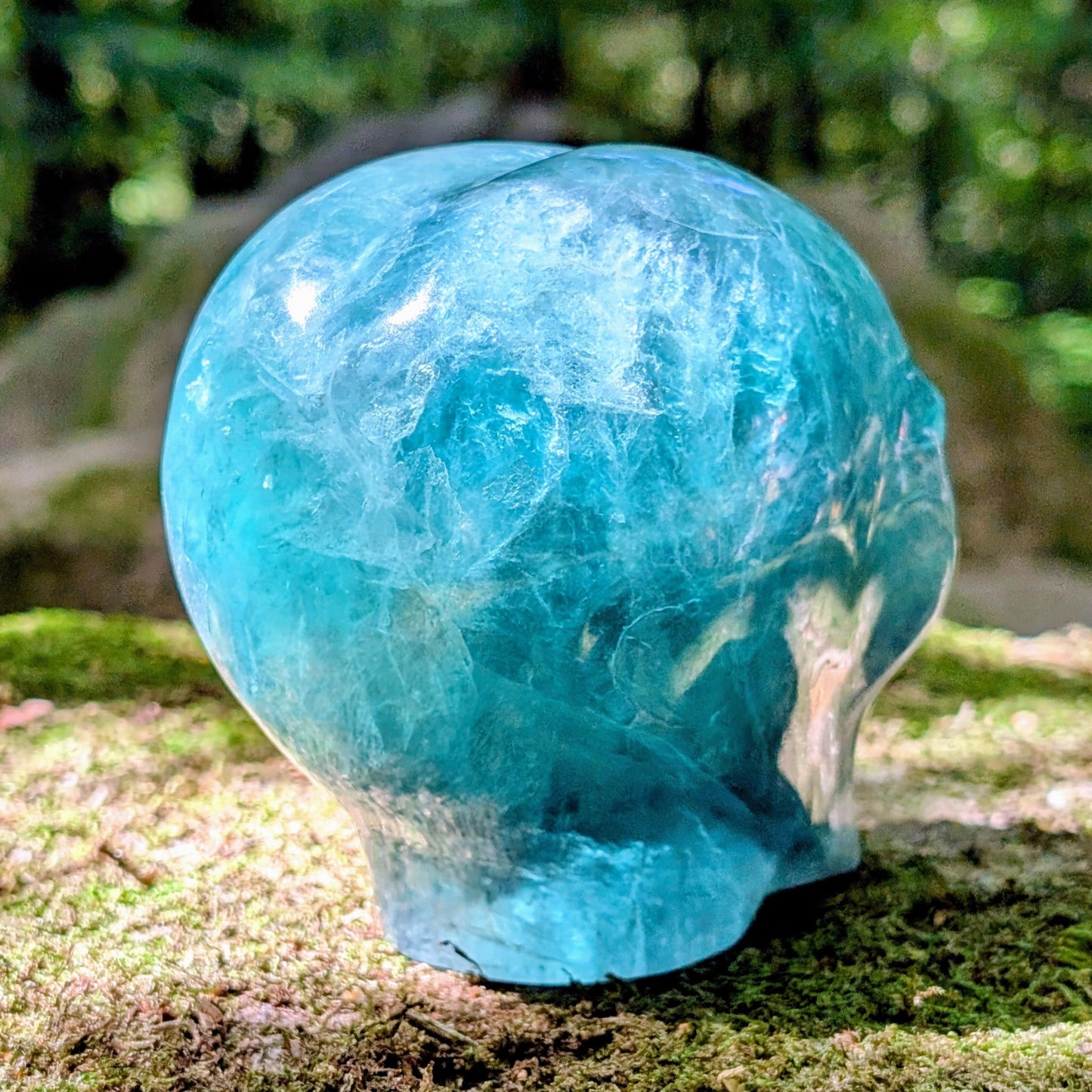 Kristallschädel "Sternenkind" aus blauem Fluorit in der Form eines Alien-Schädels.