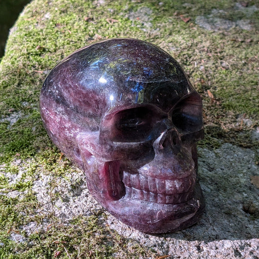 Kristallschädel "Sternenlicht" aus Amethyst-Quarz mit glitzernden Hämatit-Einschlüssen.