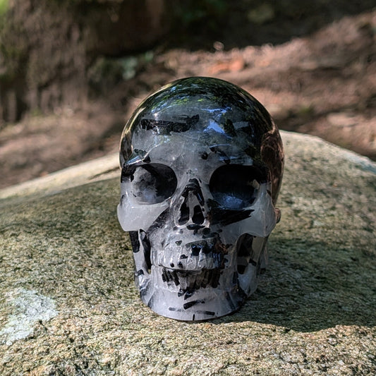 Kristallschädel "Sturmwächter" aus Turmalin-Quarz mit schwarzen Nadel-Einschlüssen.