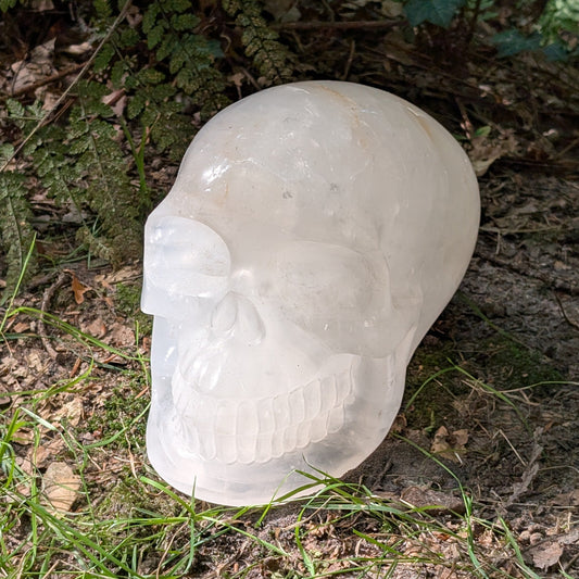 Kristallschädel "Titan der Klarheit" aus milchig-weißem Bergkristall.