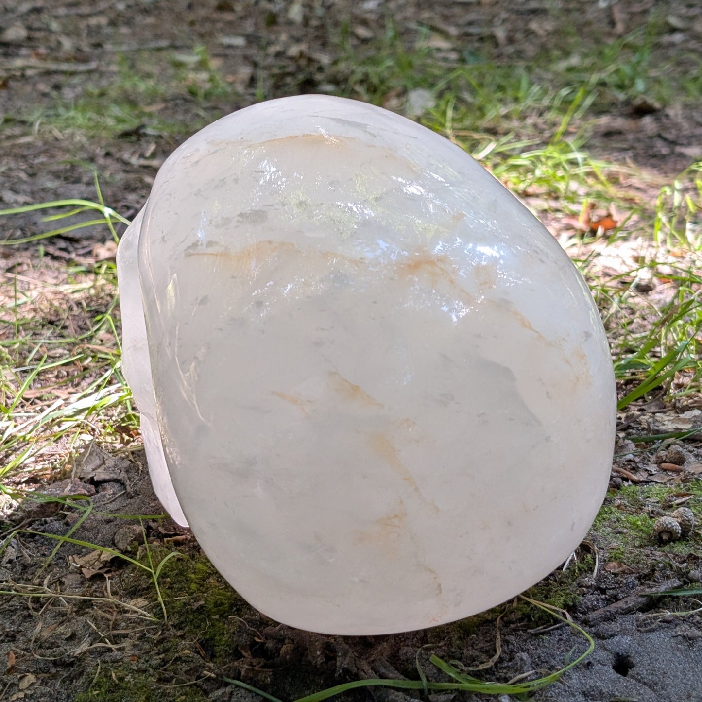 Kristallschädel "Titan der Klarheit" aus milchig-weißem Bergkristall.