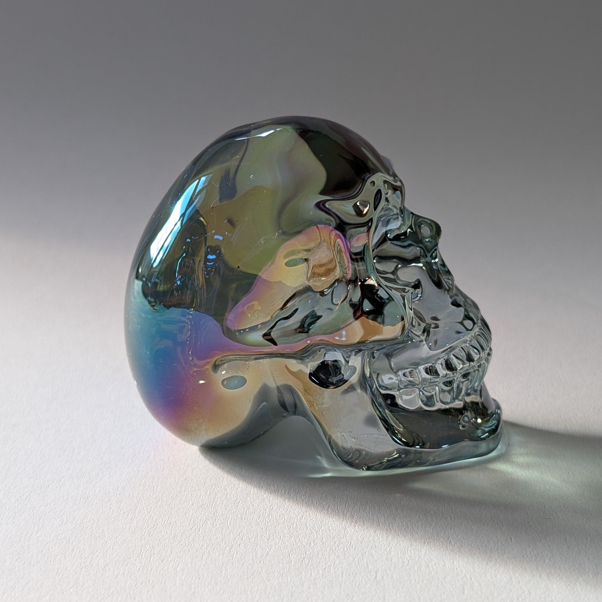 Kristallschädel "Trokan" (298g) aus Quarz mit schillernder Rainbow-Aurora Beschichtung.