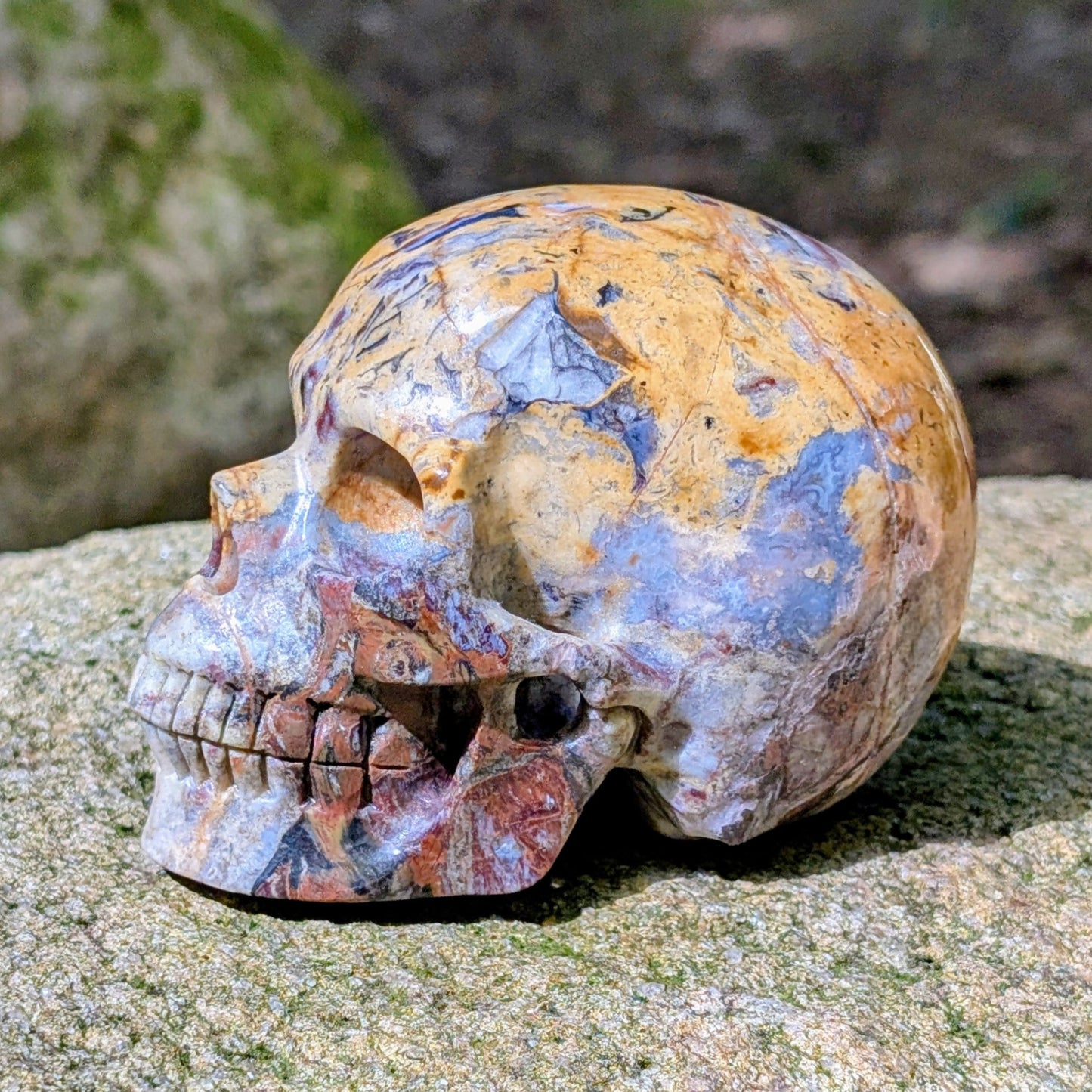 Kristallschädel "Wüstenwächter" aus Polychrom-Jaspis mit rötlicher und gelber Maserung.