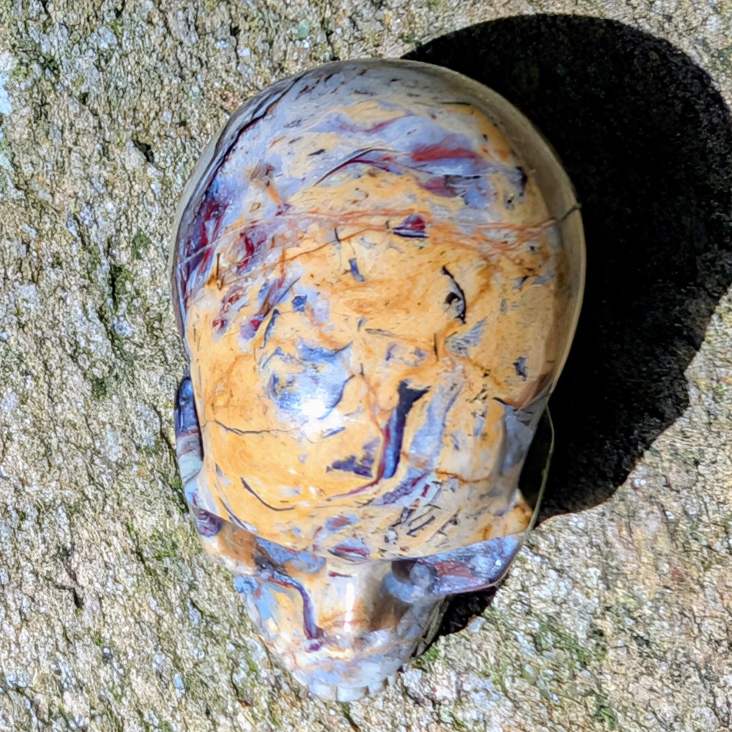 Kristallschädel "Wüstenwächter" aus Polychrom-Jaspis mit rötlicher und gelber Maserung.8