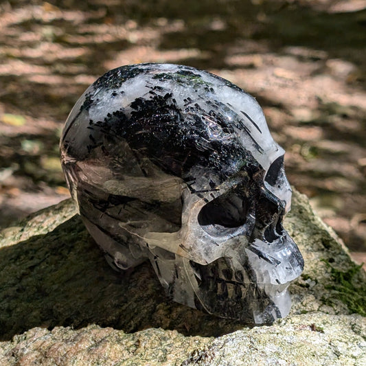 Kristallschädel "Weiser des Gleichgewichts" aus Turmalin-Quarz mit schwarzen Nadel-Einschlüssen.