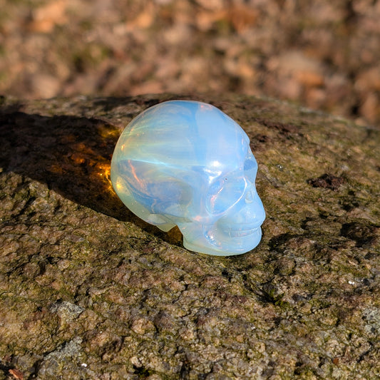 Kristallschädel "Zirbel" – Farbenprächtiger Opal-Talisman
