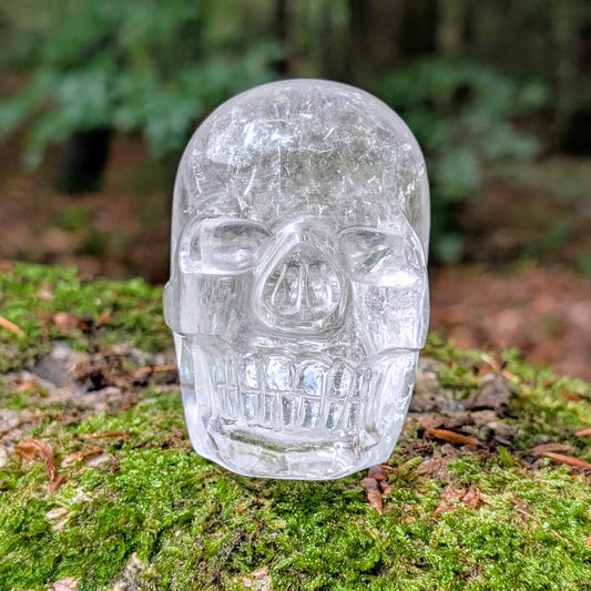 KristallschaedelSamausklaremHimalayaBergkristallmitRegenbogeneffekten.