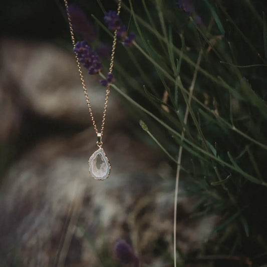 Lila in the Sky Achat Geode Halskette mit 18K gold vergoldetem Anhänger.