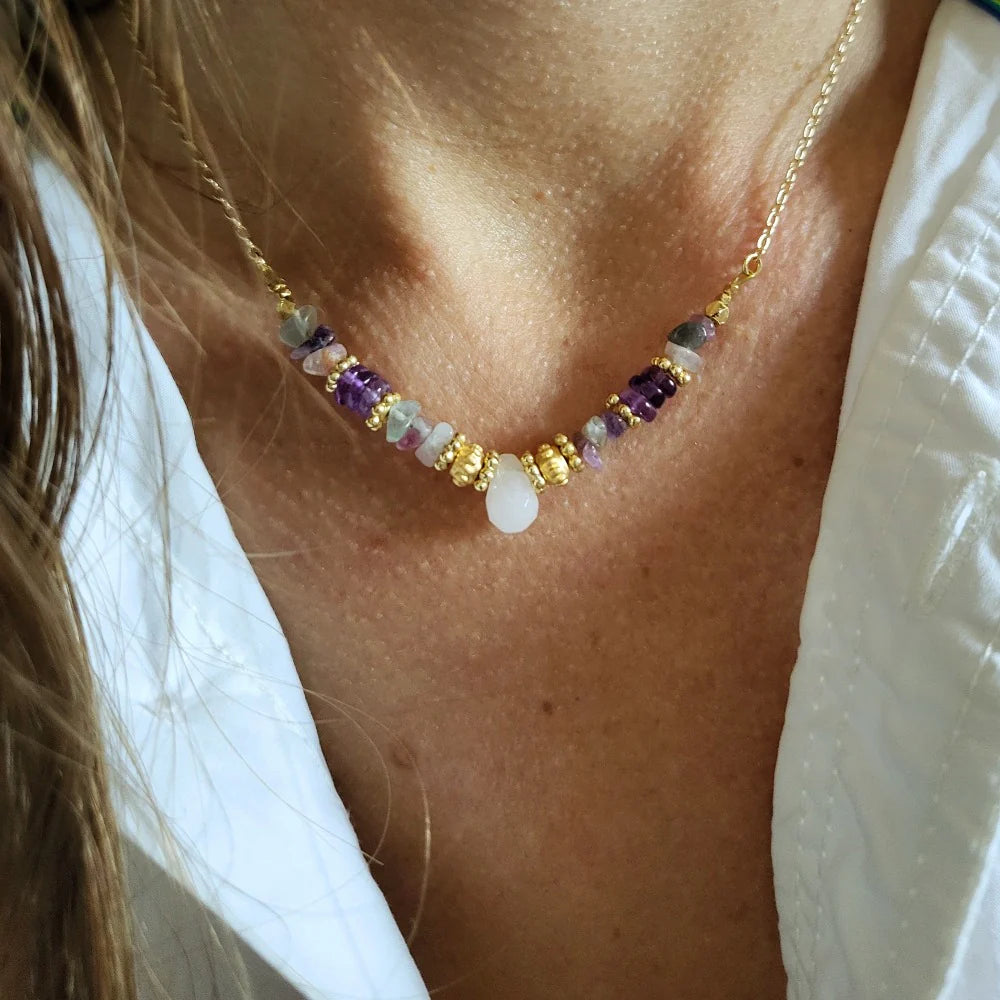 Lila in the Sky Clarity Halskette mit Rosenquarz, Amethyst und Fluorit Edelsteinen.