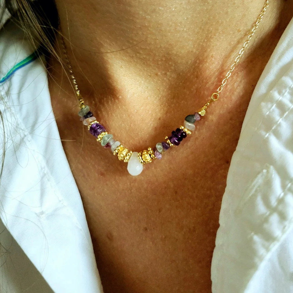 Lila in the Sky Clarity Halskette mit Rosenquarz, Amethyst und Fluorit Edelsteinen.