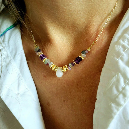 Lila in the Sky Clarity Halskette mit Rosenquarz, Amethyst und Fluorit Edelsteinen.