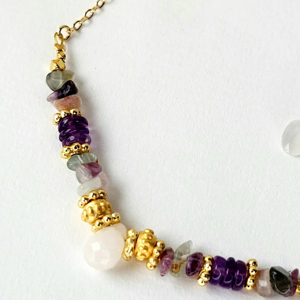 Lila in the Sky Clarity Halskette mit Rosenquarz, Amethyst und Fluorit Edelsteinen.