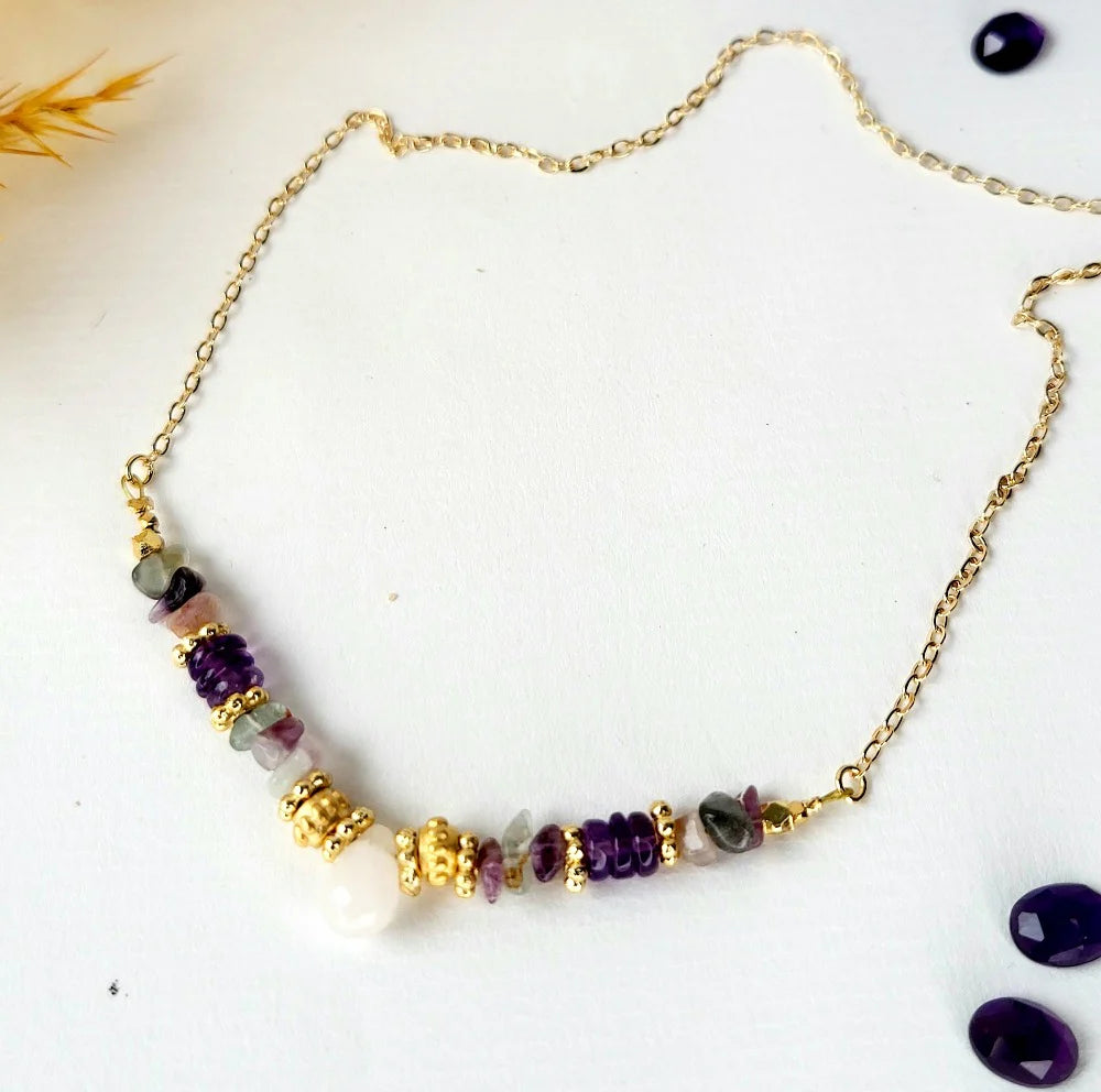 Lila in the Sky Clarity Halskette mit Rosenquarz, Amethyst und Fluorit Edelsteinen.