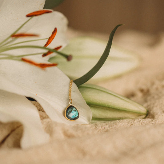 Lila in the Sky Labradorit Halskette mit 18K goldplattiertem Anhaenger