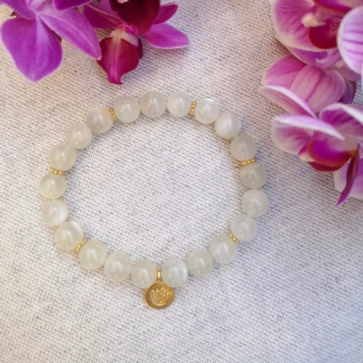 Lila in the Sky Moon Goddess Mala Armband mit Mondstein-Perlen und goldenen Details.