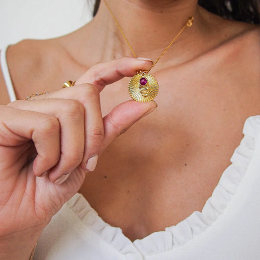 Lila in the Sky Ruby Kundalini Schlange Medaillon Halskette, 18K gold vermeil mit Rubin