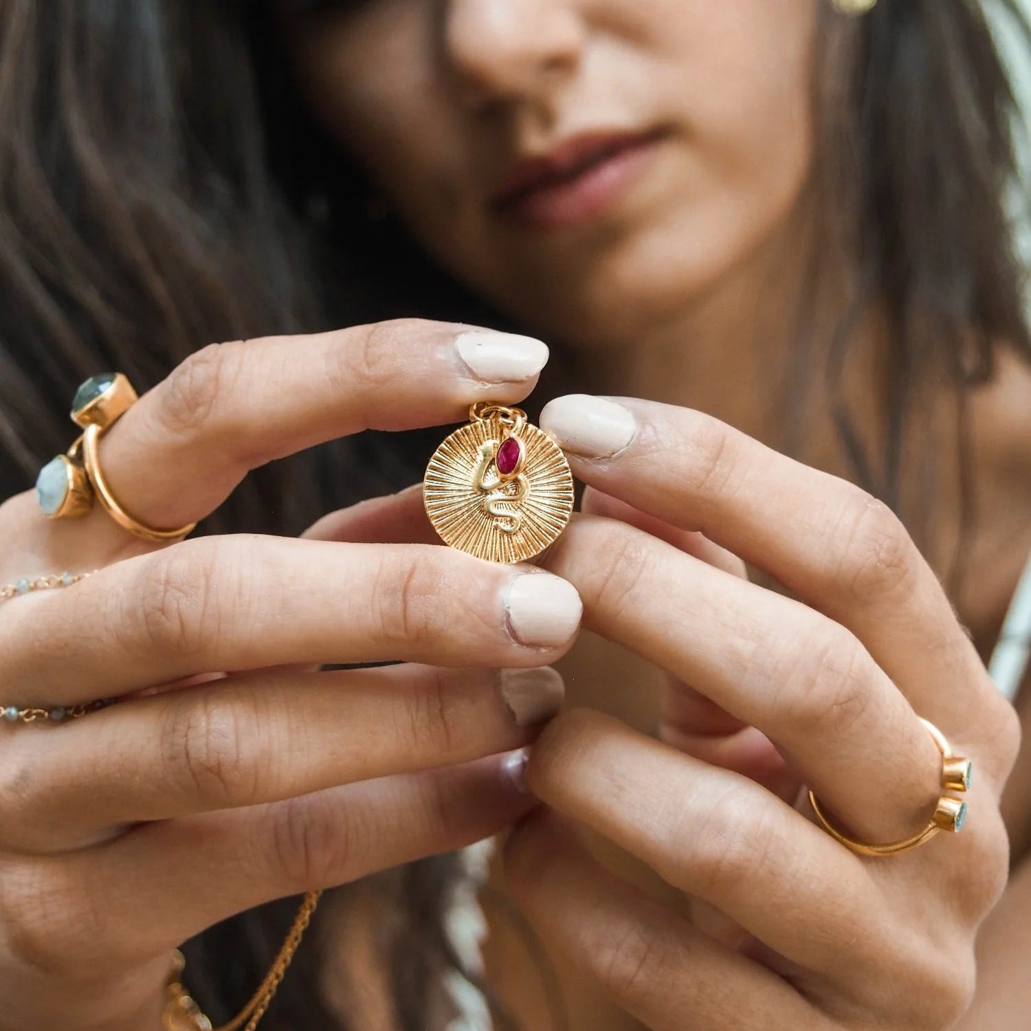 Lila in the Sky Ruby Kundalini Schlange Medaillon Halskette, 18K gold vermeil mit Rubin