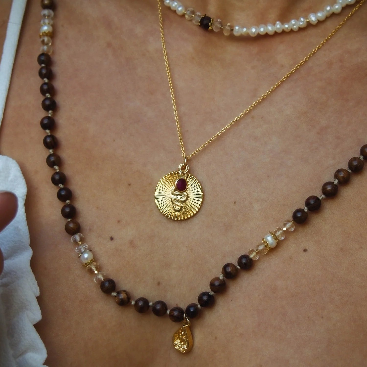 Lila in the Sky Ruby Kundalini Schlange Medaillon Halskette, 18K gold vermeil mit Rubin