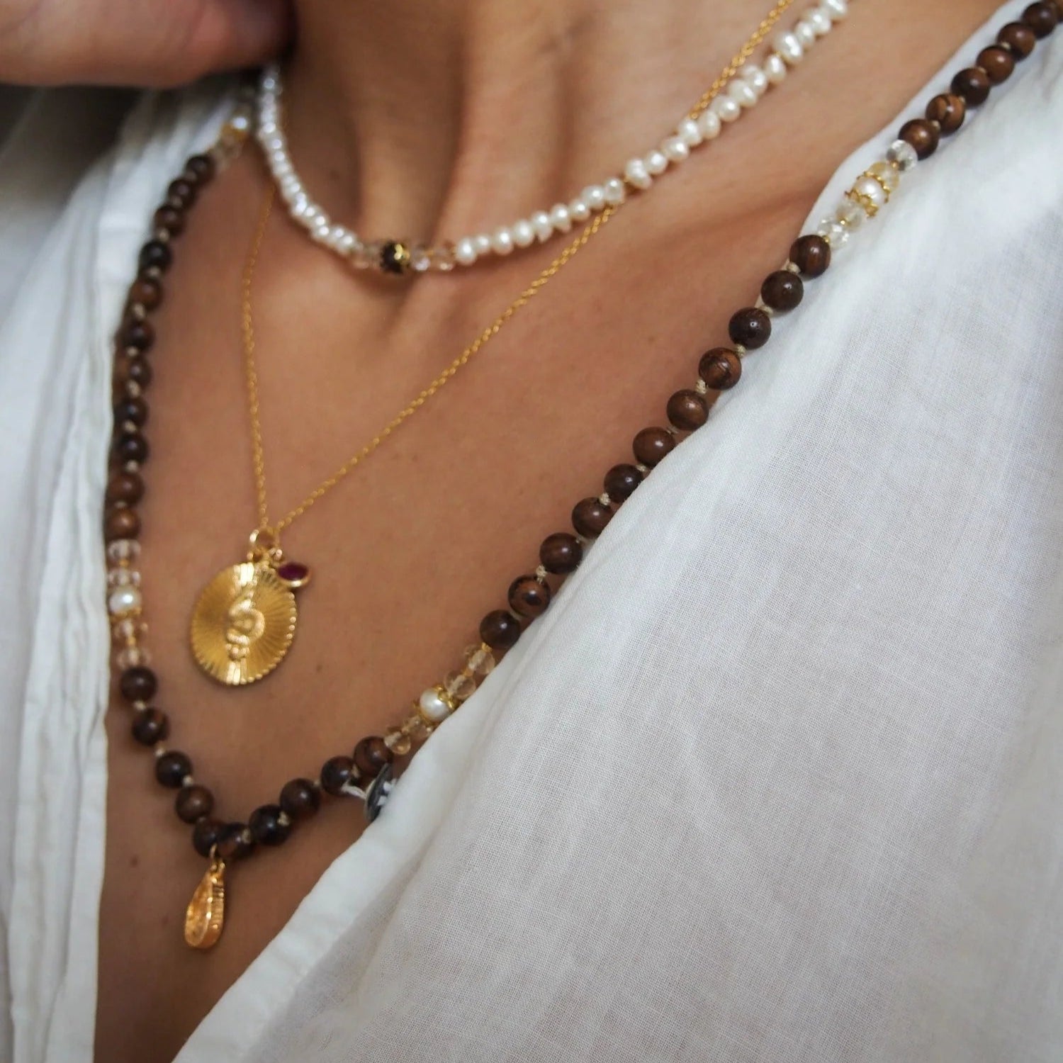 Lila in the Sky Ruby Kundalini Schlange Medaillon Halskette, 18K gold vermeil mit Rubin