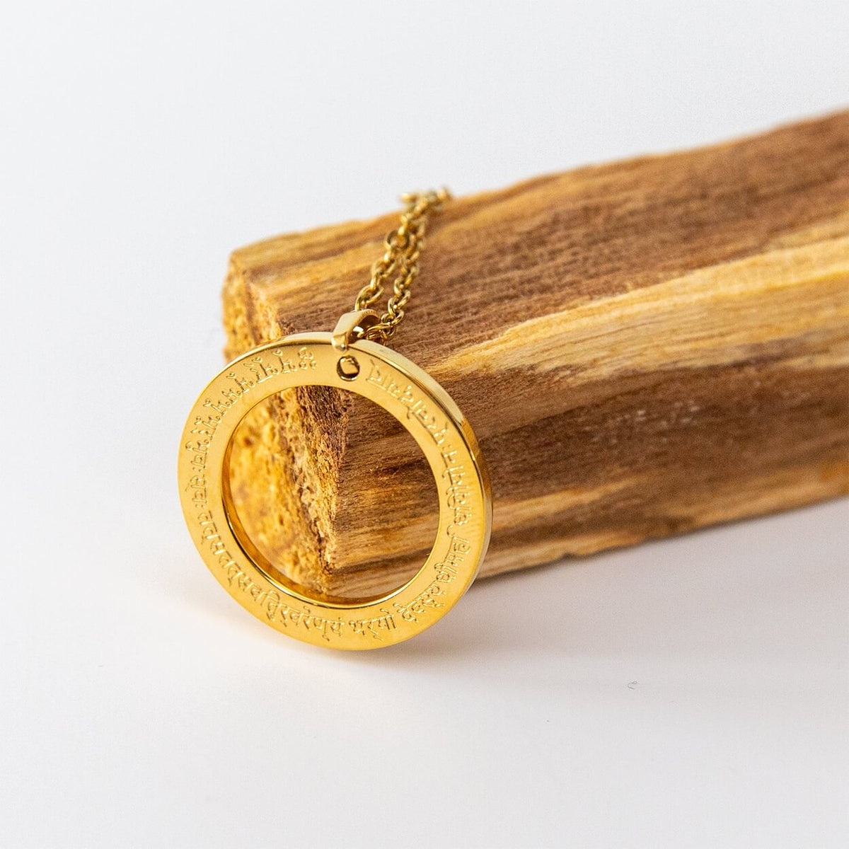 Gayatri Mantra Kette | Vergoldet mit Sanskrit-Gravur