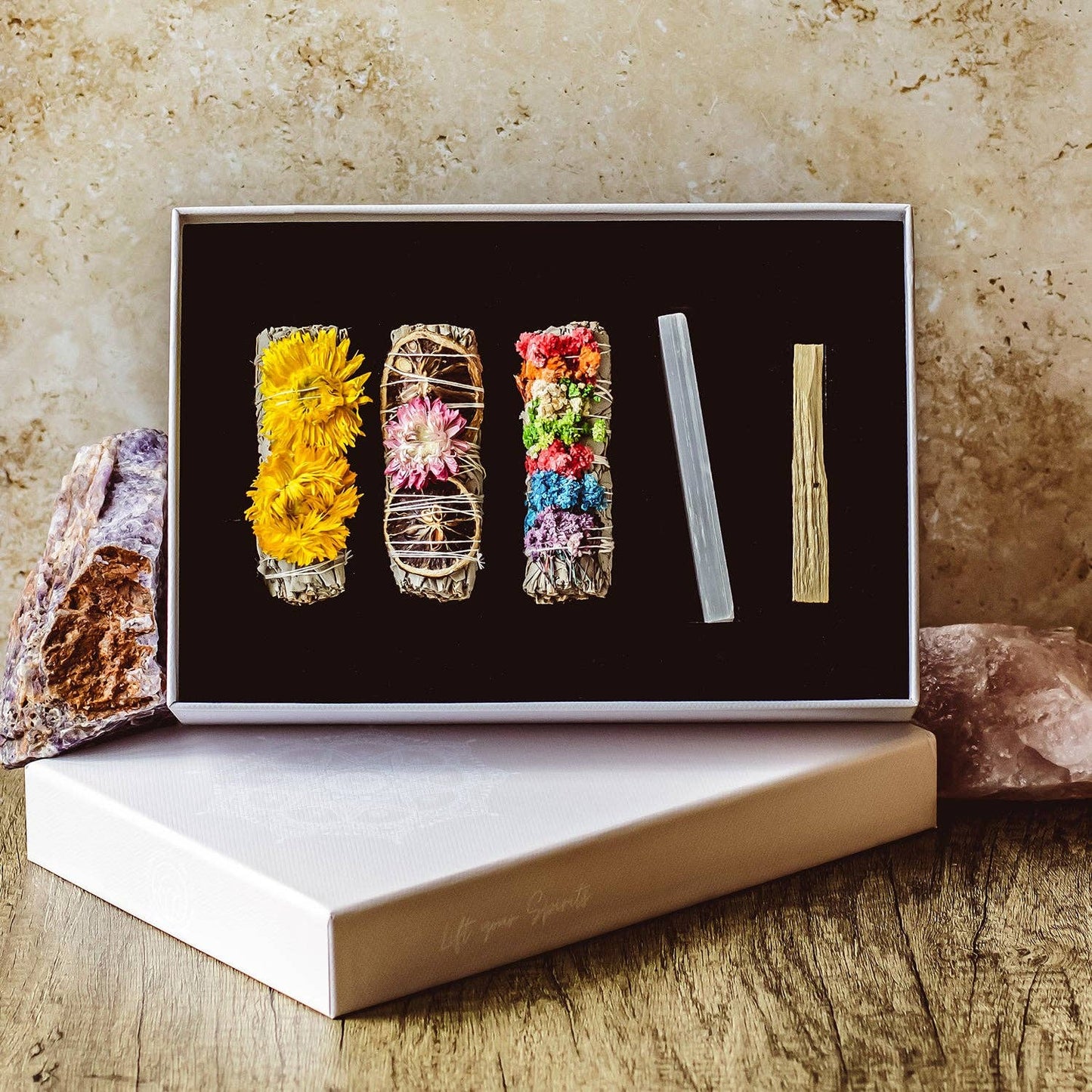 Mindful Living Co. Reinigungs- & Klärungs-Geschenkset mit Räucherbündeln, Selenitstab und Palo Santo.