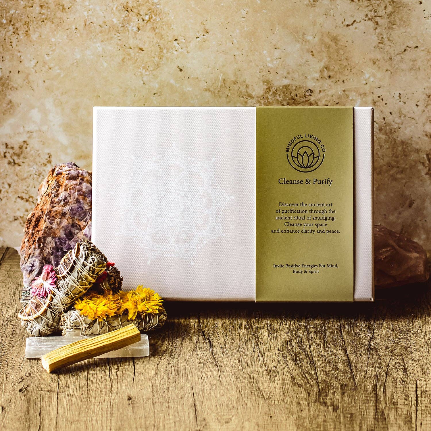 Mindful Living Co. Reinigungs- & Klärungs-Geschenkset mit Räucherbündeln, Selenitstab und Palo Santo.