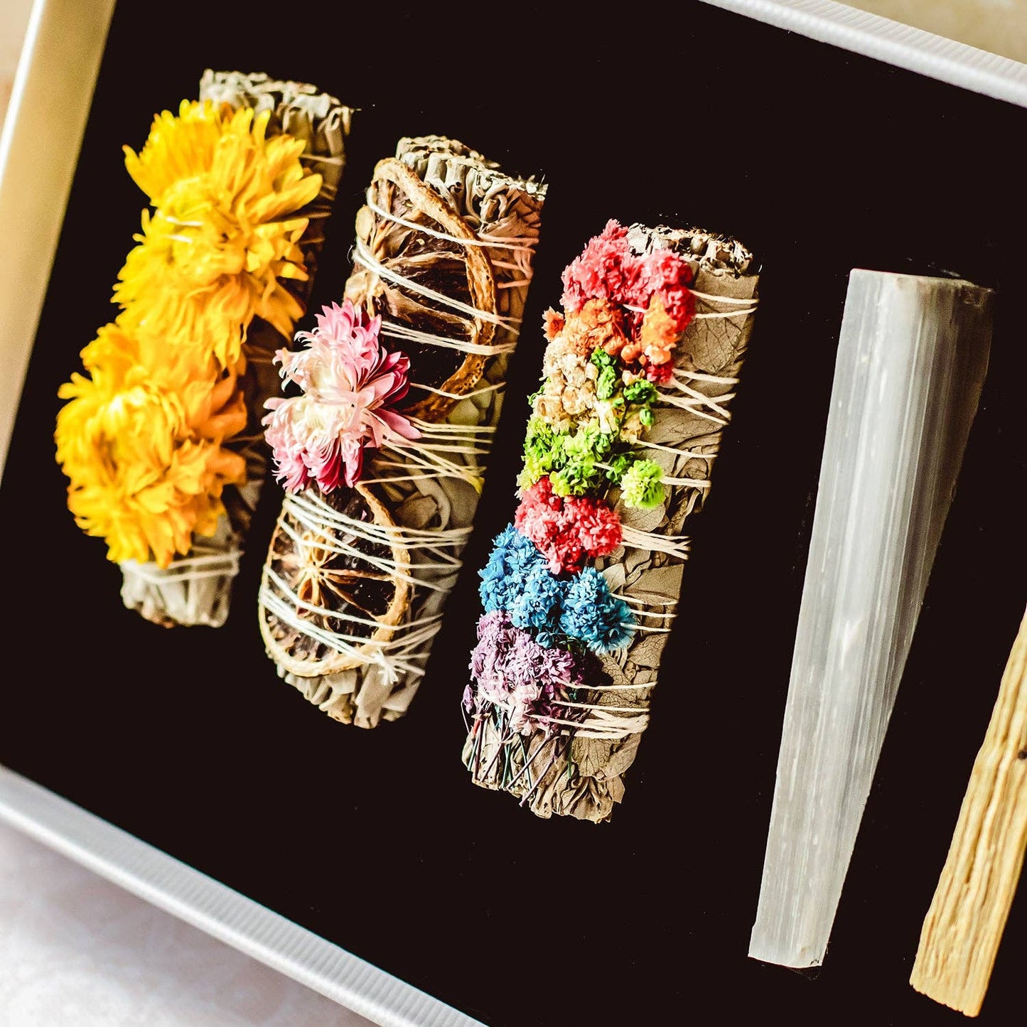 Mindful Living Co. Reinigungs- & Klärungs-Geschenkset mit Räucherbündeln, Selenitstab und Palo Santo.