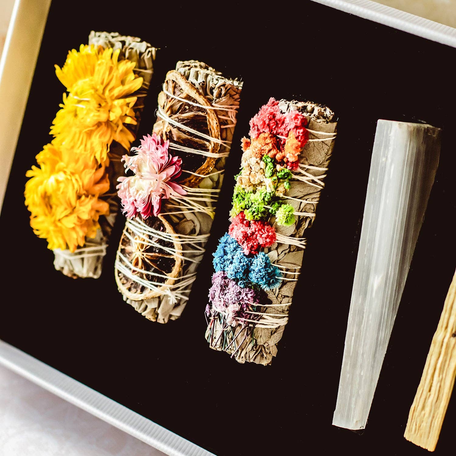 Mindful Living Co. Reinigungs- & Klärungs-Geschenkset mit Räucherbündeln, Selenitstab und Palo Santo.