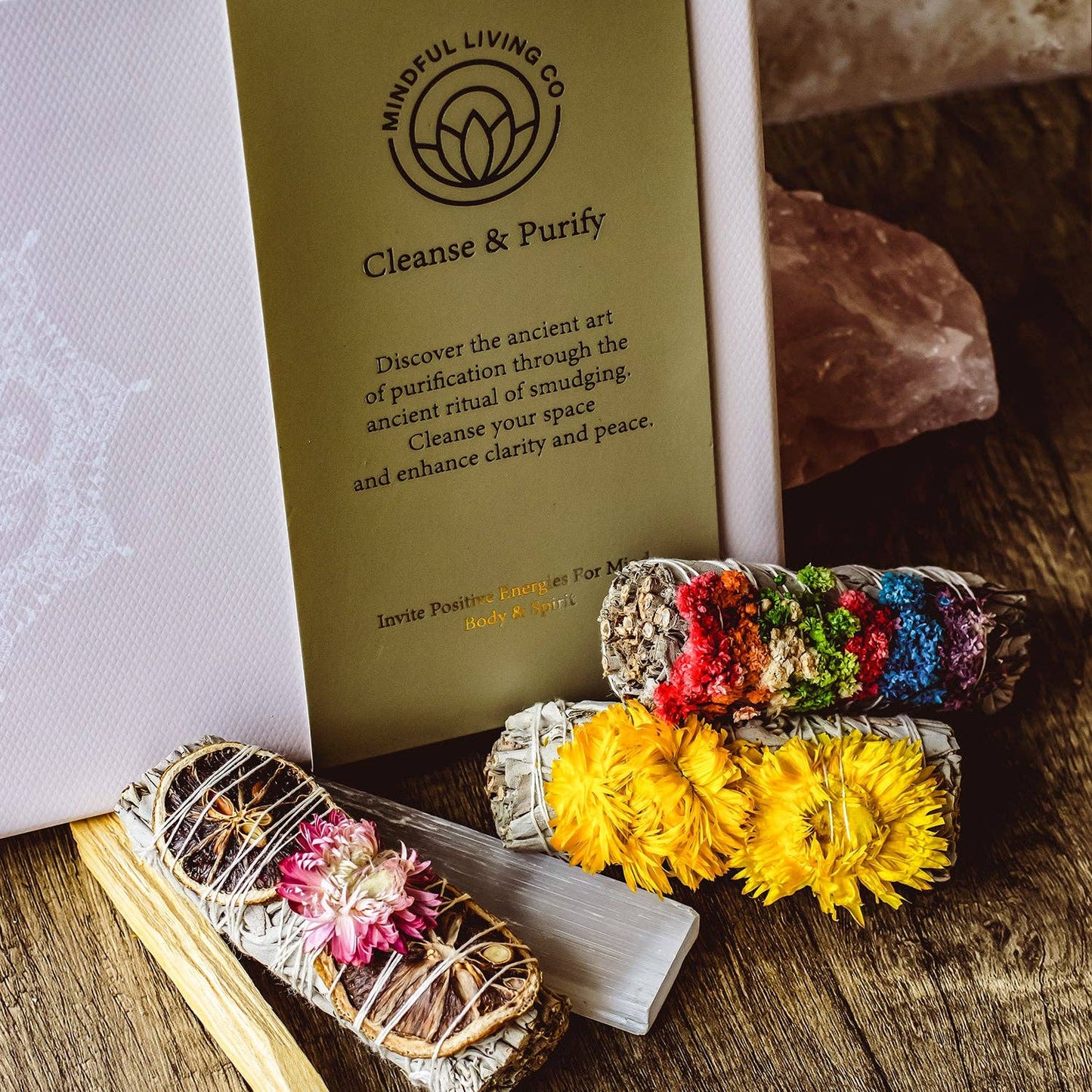 Mindful Living Co. Reinigungs- & Klärungs-Geschenkset mit Räucherbündeln, Selenitstab und Palo Santo.