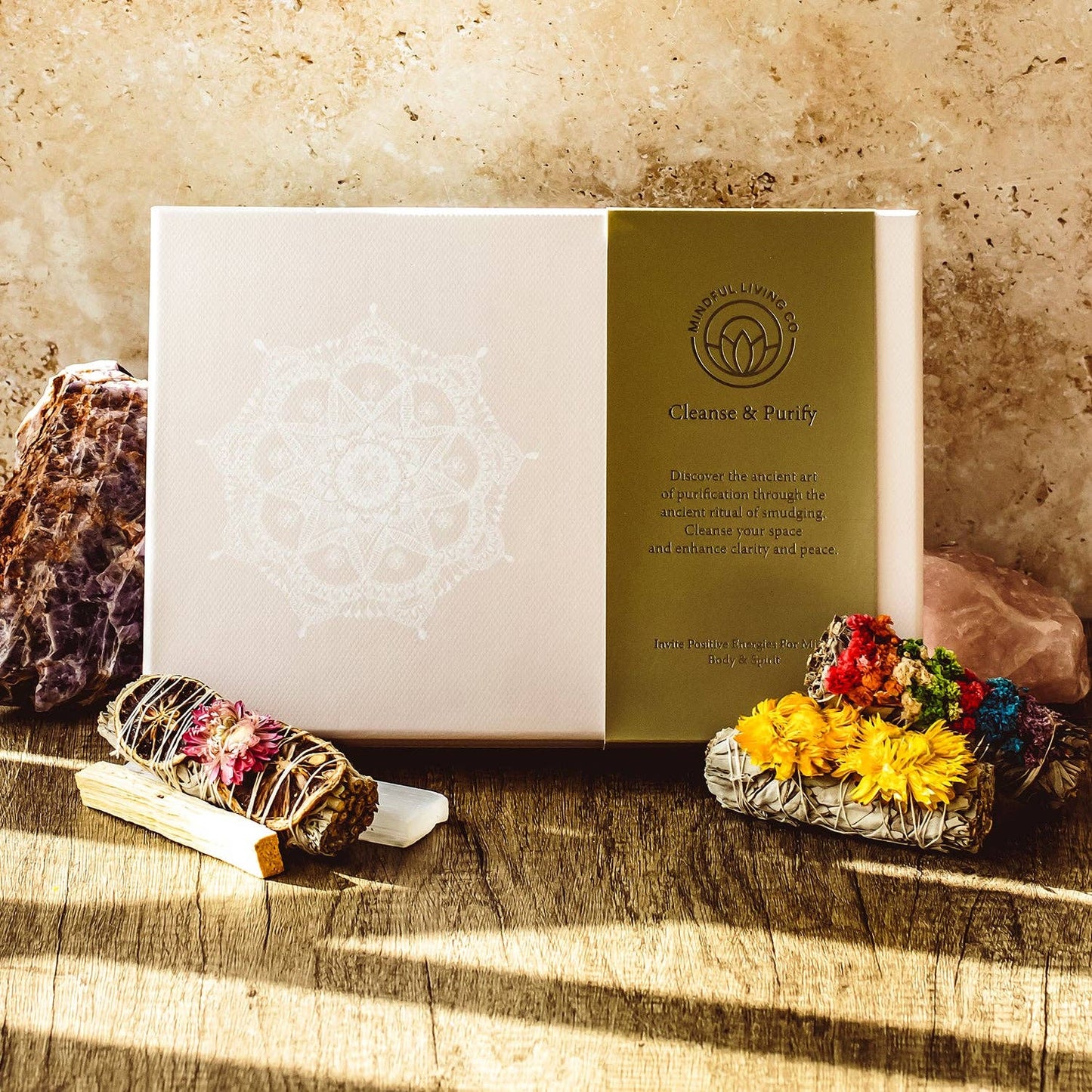 Mindful Living Co. Reinigungs- & Klärungs-Geschenkset mit Räucherbündeln, Selenitstab und Palo Santo.