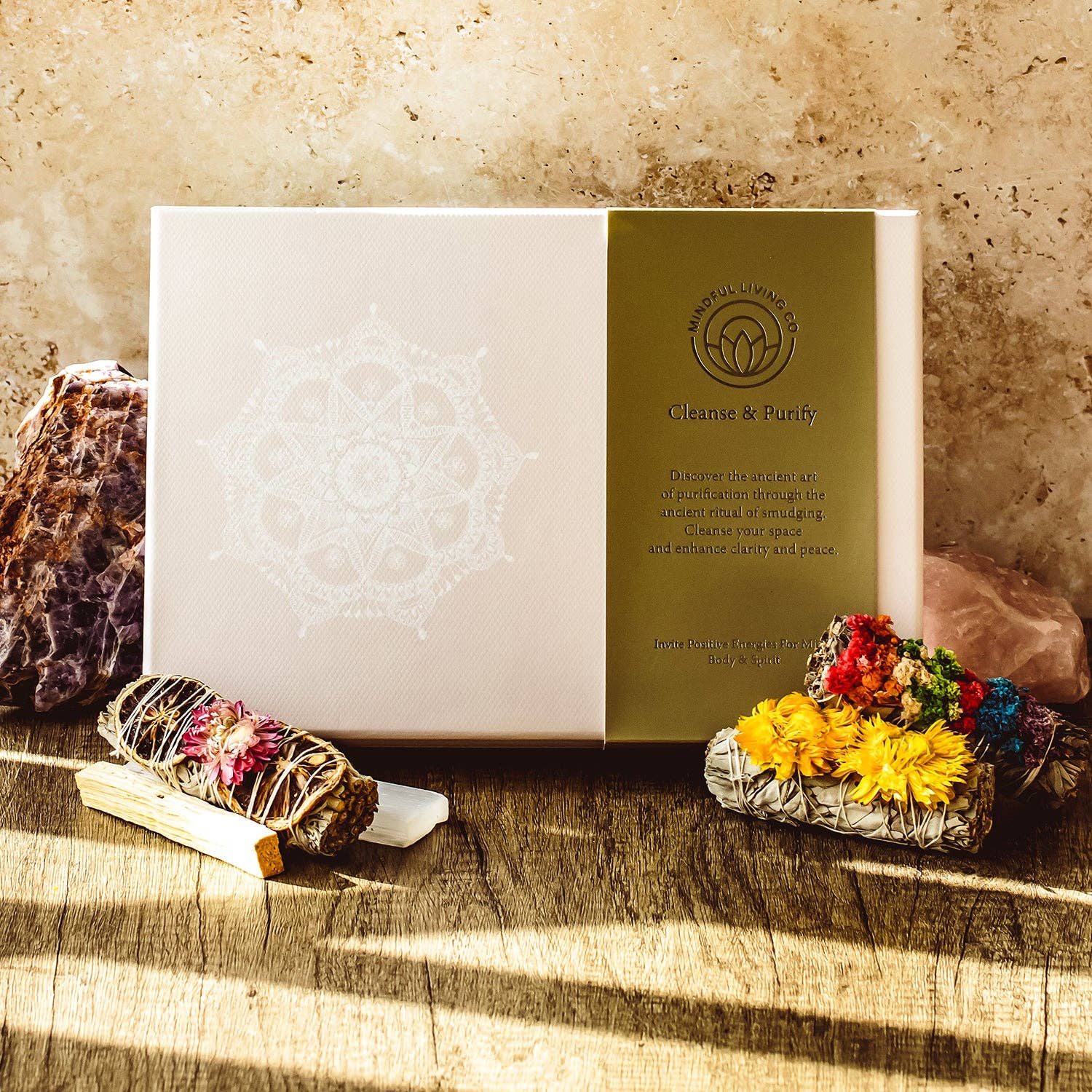 Mindful Living Co. Reinigungs- & Klärungs-Geschenkset mit Räucherbündeln, Selenitstab und Palo Santo.