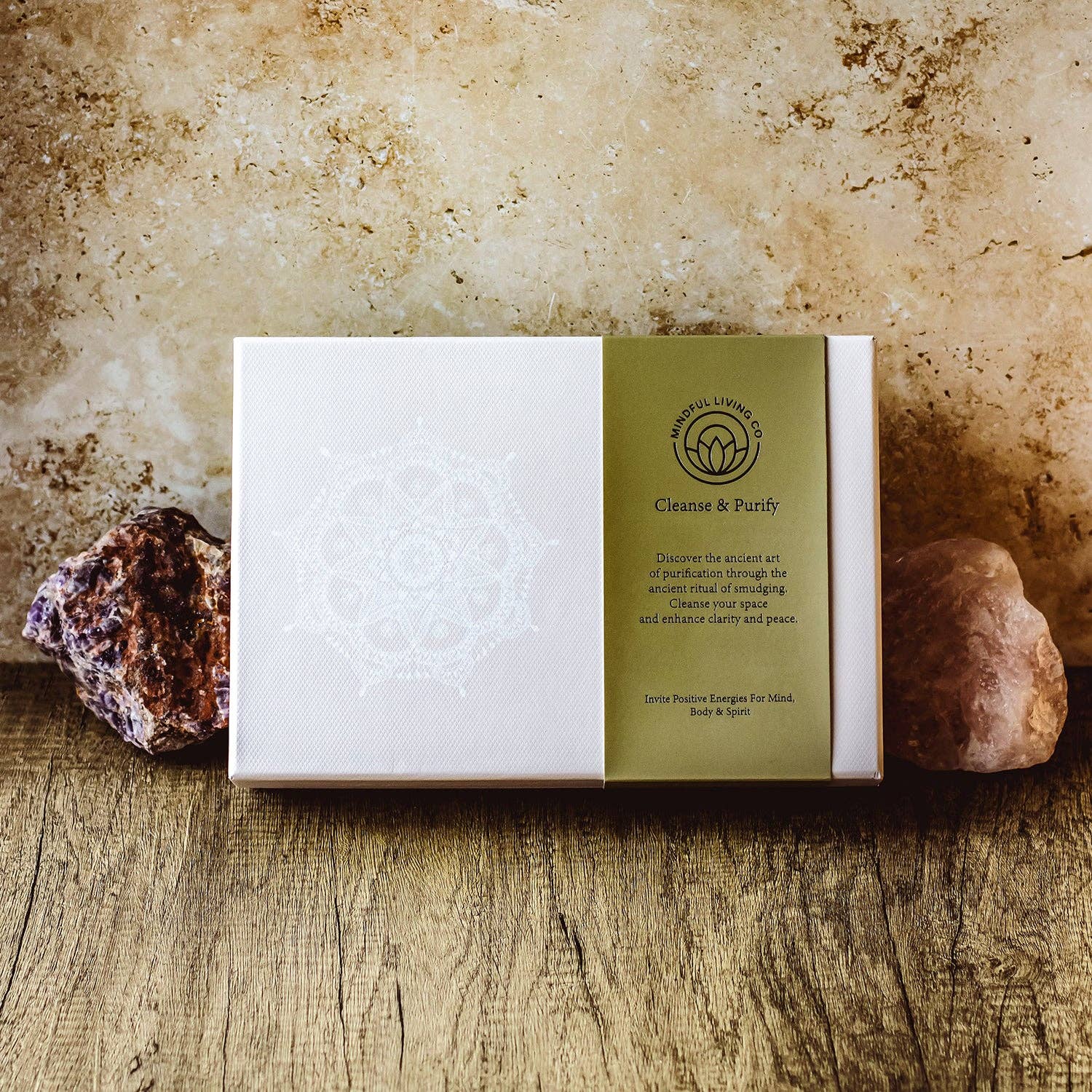 Mindful Living Co. Reinigungs- & Klärungs-Geschenkset mit Räucherbündeln, Selenitstab und Palo Santo.