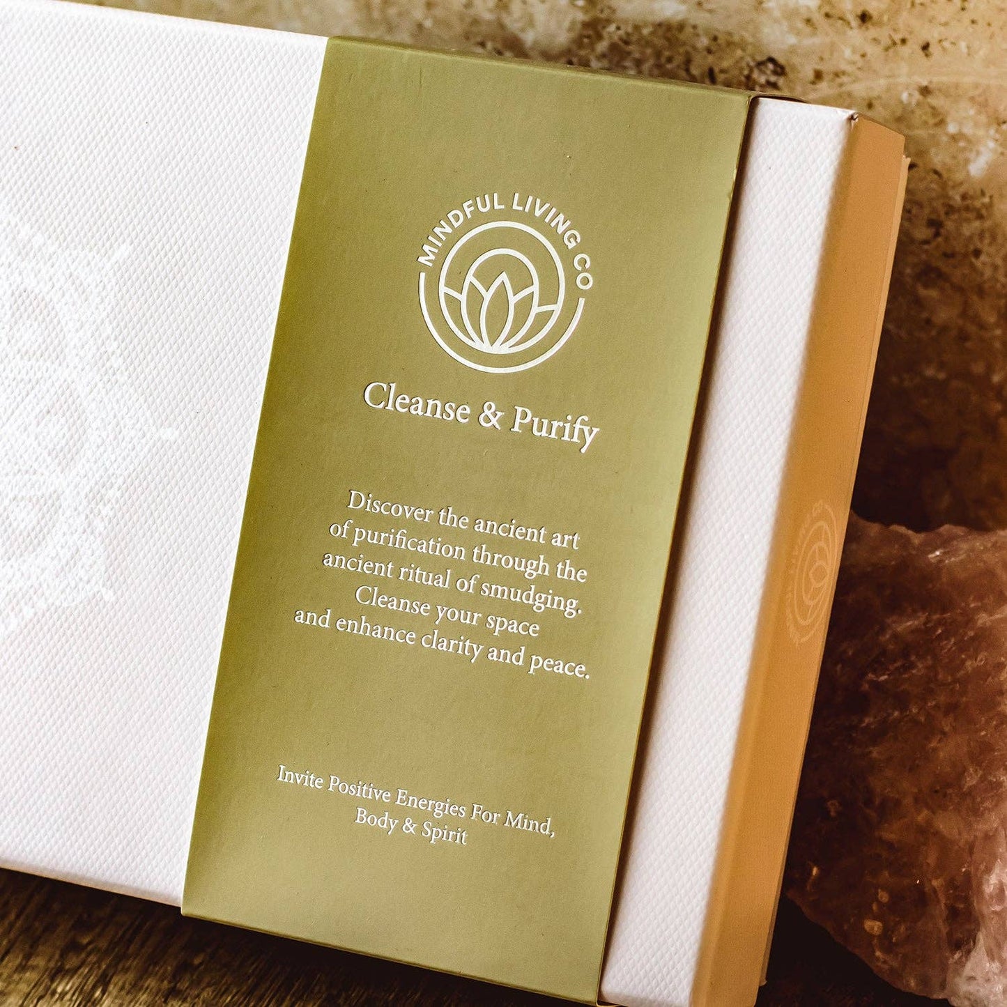Mindful Living Co. Reinigungs- & Klärungs-Geschenkset mit Räucherbündeln, Selenitstab und Palo Santo.