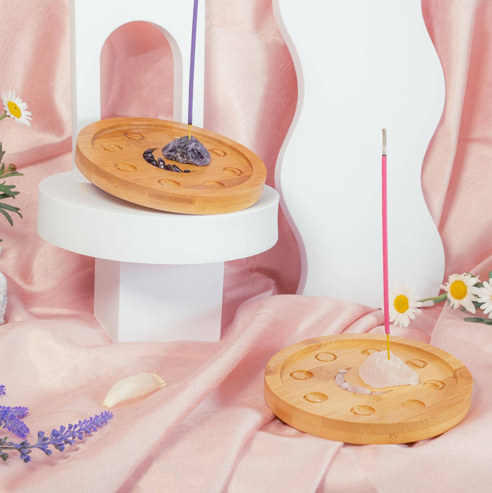 Mondphasen-Kristall-Räucherschale aus Bambus, gefüllt mit gelben Citrin-Kristallchips, in einer rosa-orangen Geschenkbox von The Golden Altar.