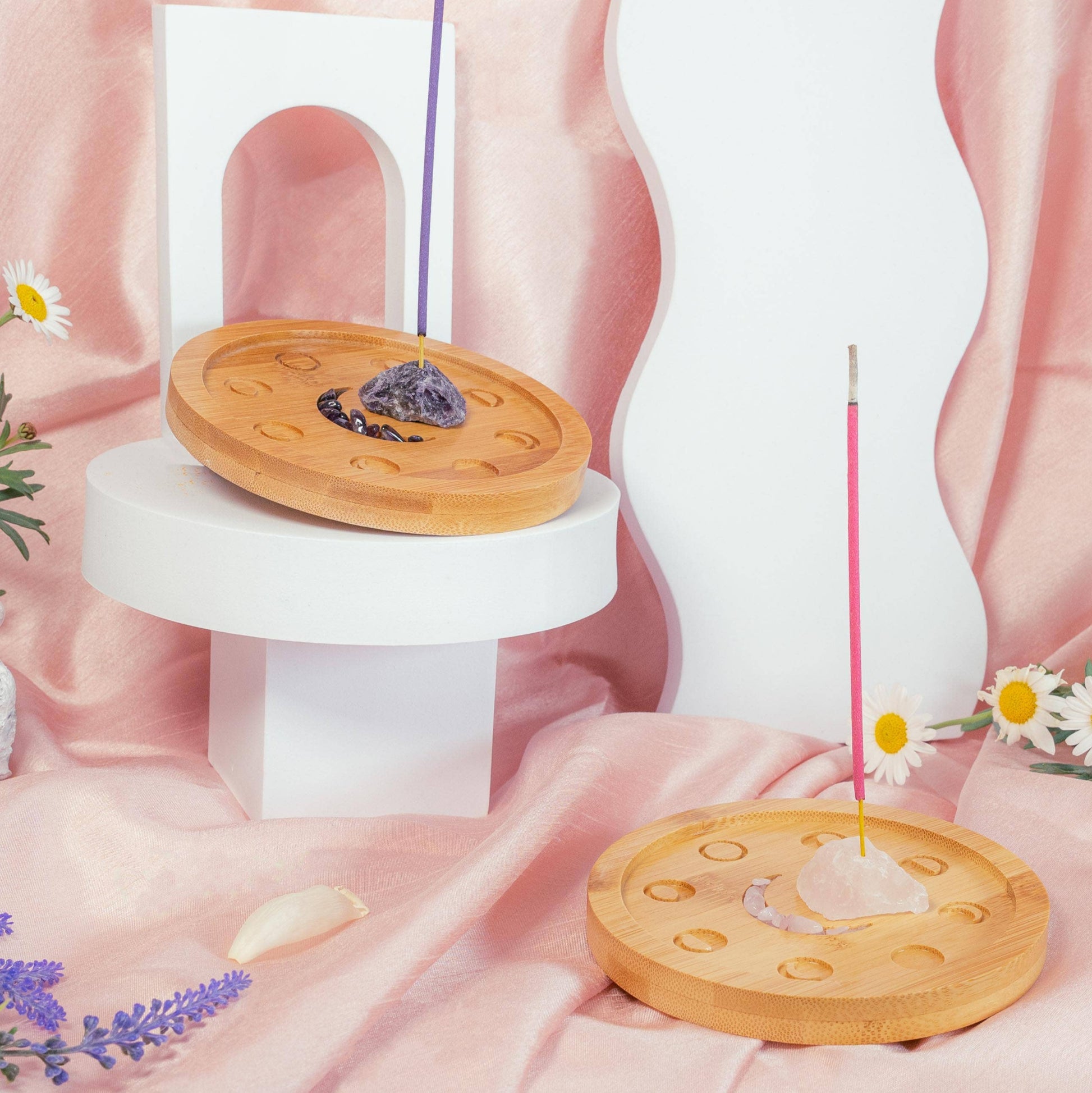 Mondphasen-Kristall-Räucherschale aus Bambus, gefüllt mit grünen Fluorit-Kristallchips, in einer rosa-orangen Geschenkbox von The Golden Altar.