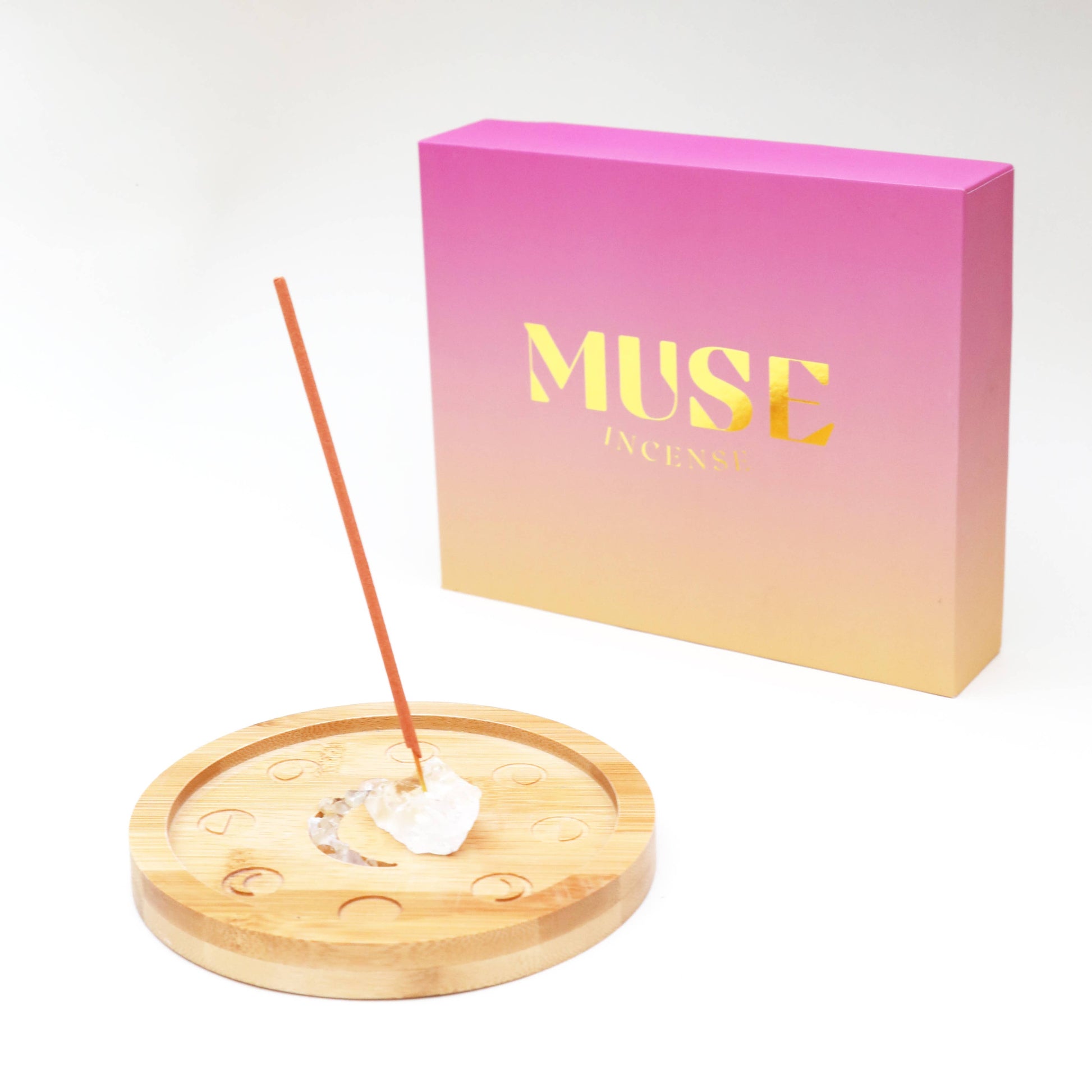 Mondphasen-Kristall-Räucherschale aus Bambus, gefüllt mit grünen Fluorit-Kristallchips, in einer rosa-orangen Geschenkbox von The Golden Altar.