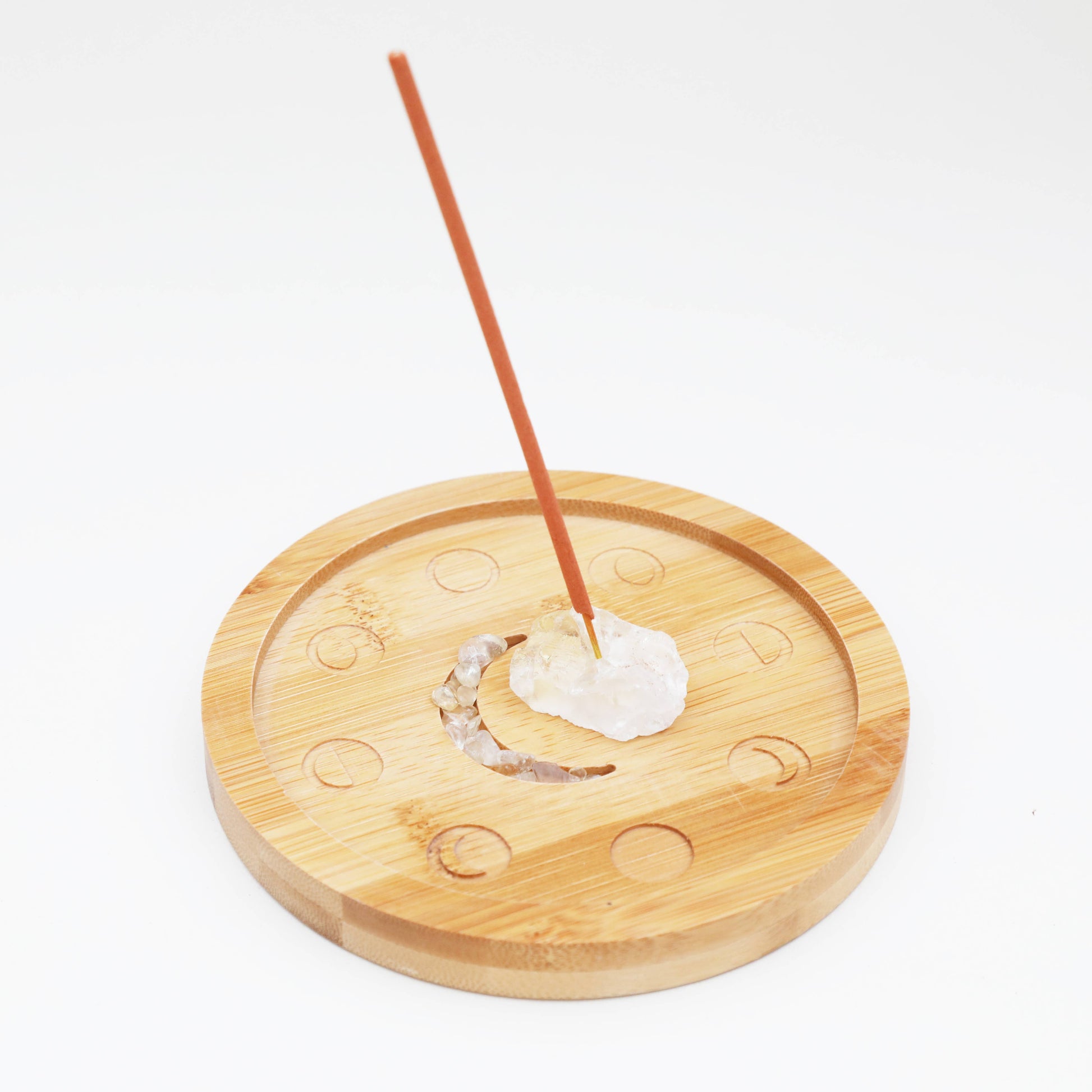 Mondphasen-Kristall-Räucherschale aus Bambus, gefüllt mit grünen Fluorit-Kristallchips, in einer rosa-orangen Geschenkbox von The Golden Altar.