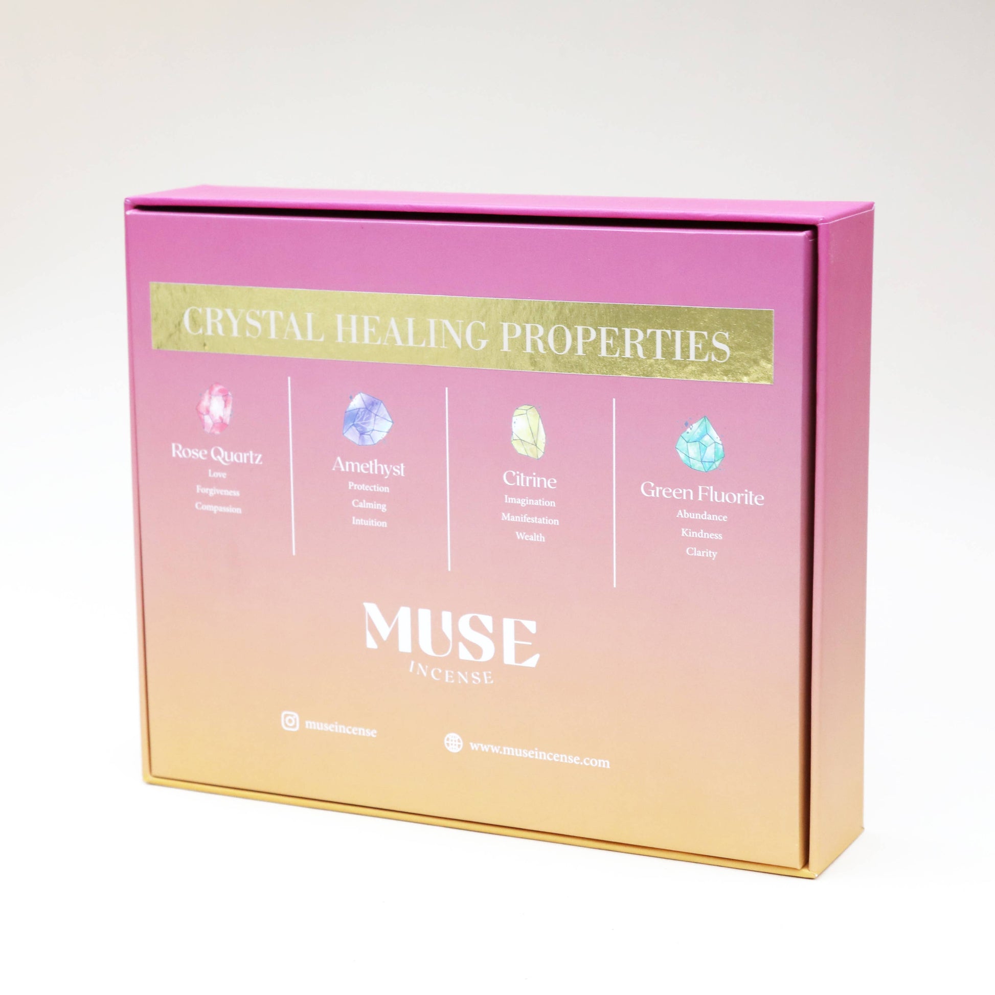 Mondphasen-Kristall-Räucherschale aus Bambus, gefüllt mit grünen Fluorit-Kristallchips, in einer rosa-orangen Geschenkbox von The Golden Altar.