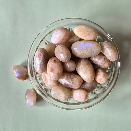 Mondstein Trommelstein Set (ca. 70g) für Intuition und weibliche Energie.