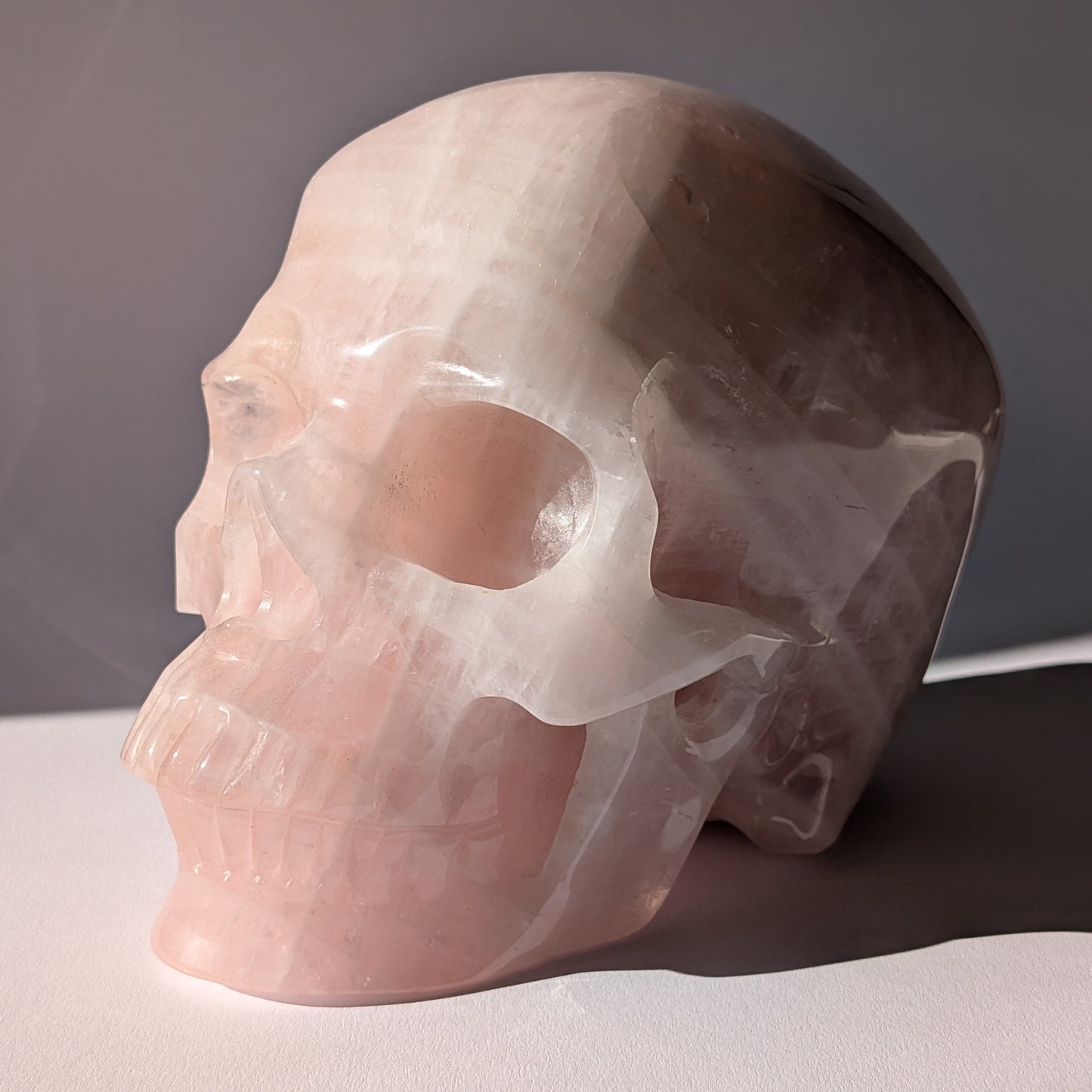 Monumentaler Kristallschädel "Berghol" (fast 5kg) aus sanft leuchtendem Rosenquarz.