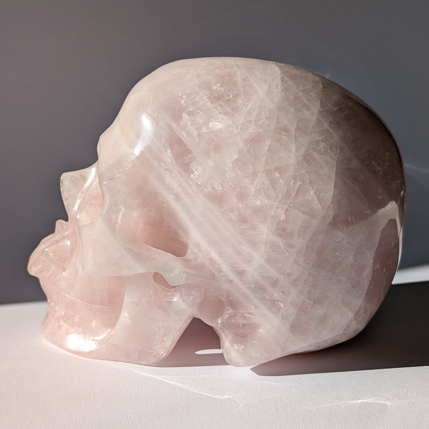 Monumentaler Kristallschädel "Berghol" (fast 5kg) aus sanft leuchtendem Rosenquarz.