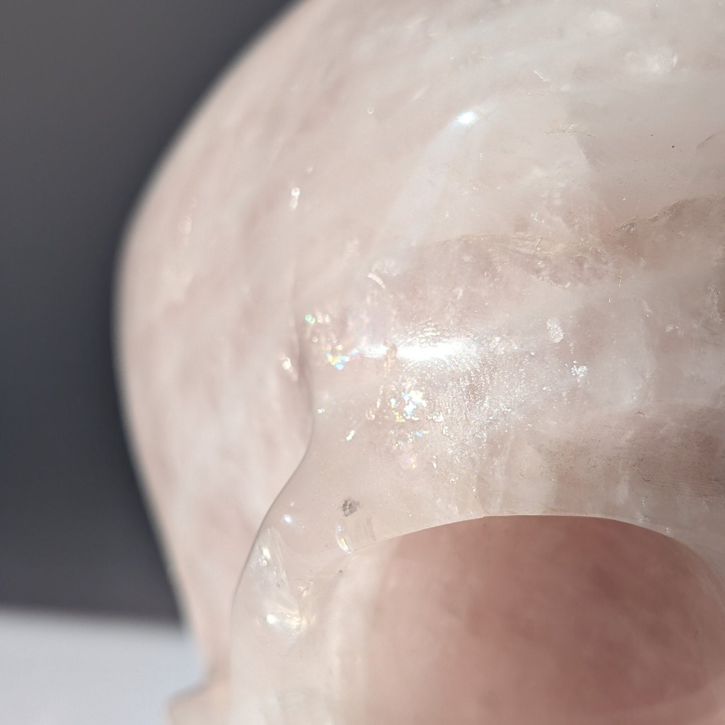 Monumentaler Kristallschädel "Berghol" (fast 5kg) aus sanft leuchtendem Rosenquarz.