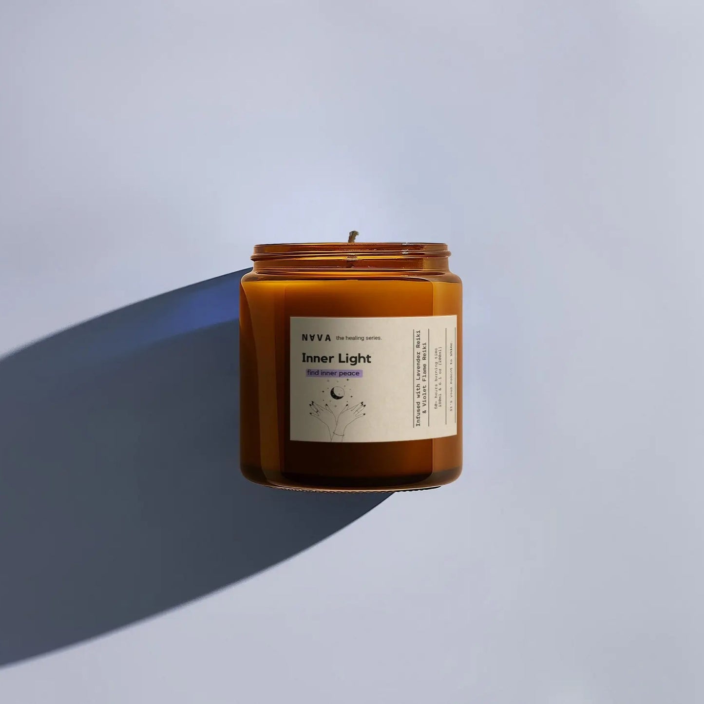 NAVA Bio-Sojakerze "Inneres Licht" mit Lavendel & Vanille, handgegossen in Berlin.
