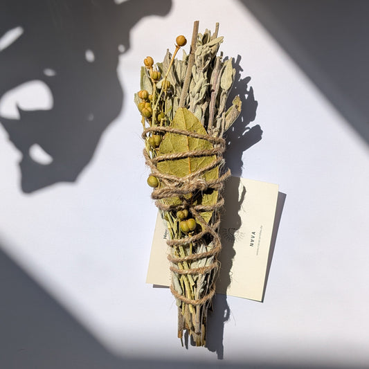 NAVA Kräuter-Räucherbündel mit Weißem Salbei, Wilder Raute und Lorbeerblättern.