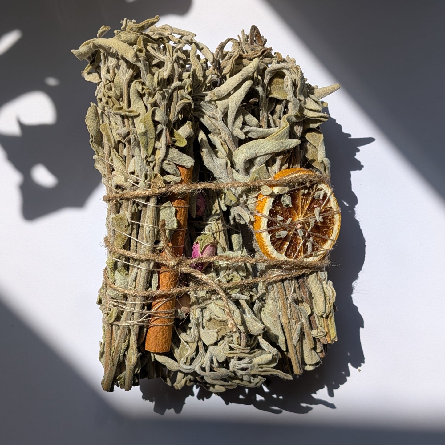 NAVA Salbei-Paket mit drei handgefertigten Räucherbündeln, verziert mit Zimt, getrockneter Orange und Blumen.