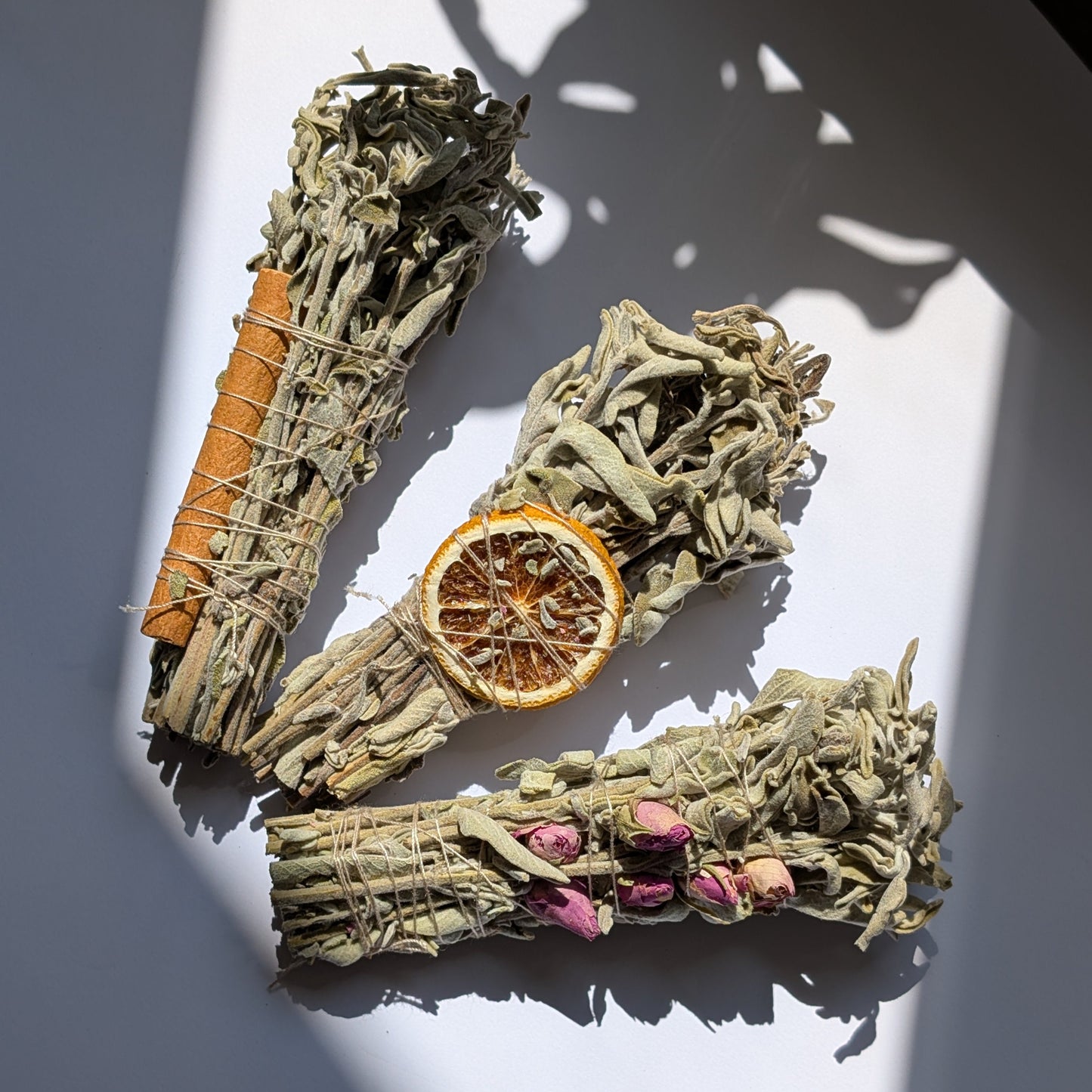 NAVA Salbei-Paket mit drei handgefertigten Räucherbündeln, verziert mit Zimt, getrockneter Orange und Blumen.
